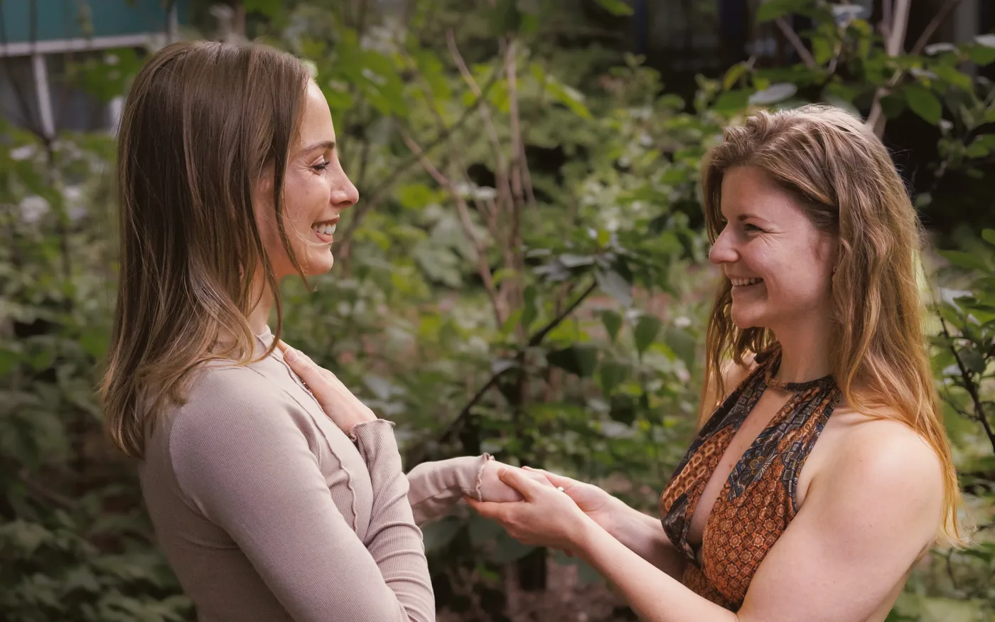 Twee mensen in gesprek, buiten in het groen.