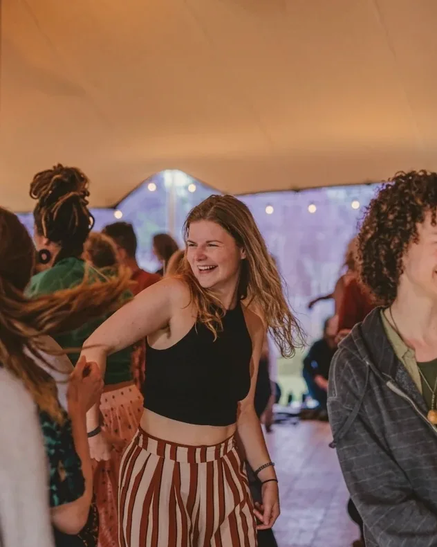 Els dansend tussen anderen in de tent.
